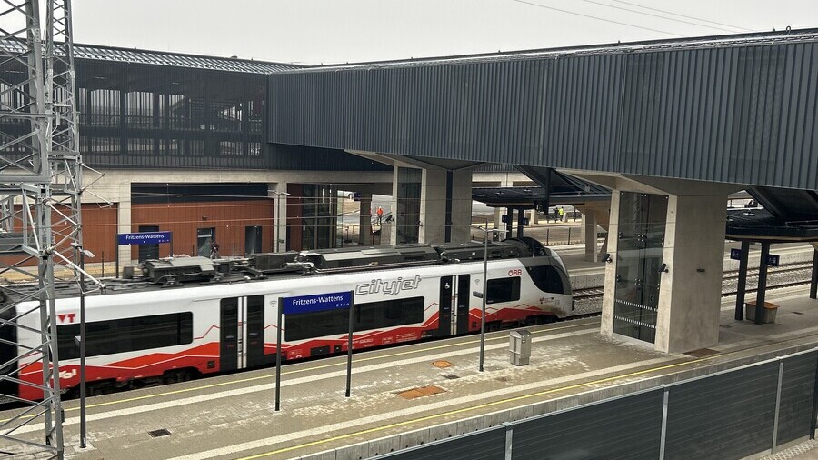 Zug fährt im Bahnhof Fritzens-Wattens ein