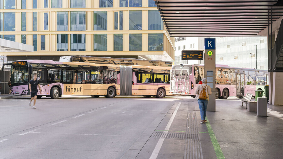 Hauptbahnhof Innsbruck mit Bushaltestellen, einem VVT-Bus und Geb&auml;uden