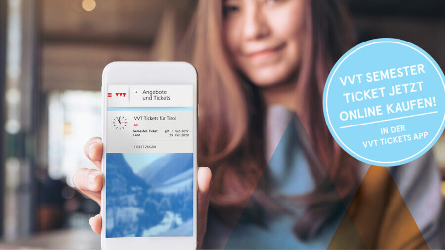 Das Semester-Ticket Land in der VVT Tickets App wird im wei&szlig;en Smartphone einer langhaarigen Frau angezeigt. Zus&auml;tzlich ist der folgende Schriftzug zu sehen: "VVT Semester-Ticket jetzt online kaufen! In der VVT Tickets App".