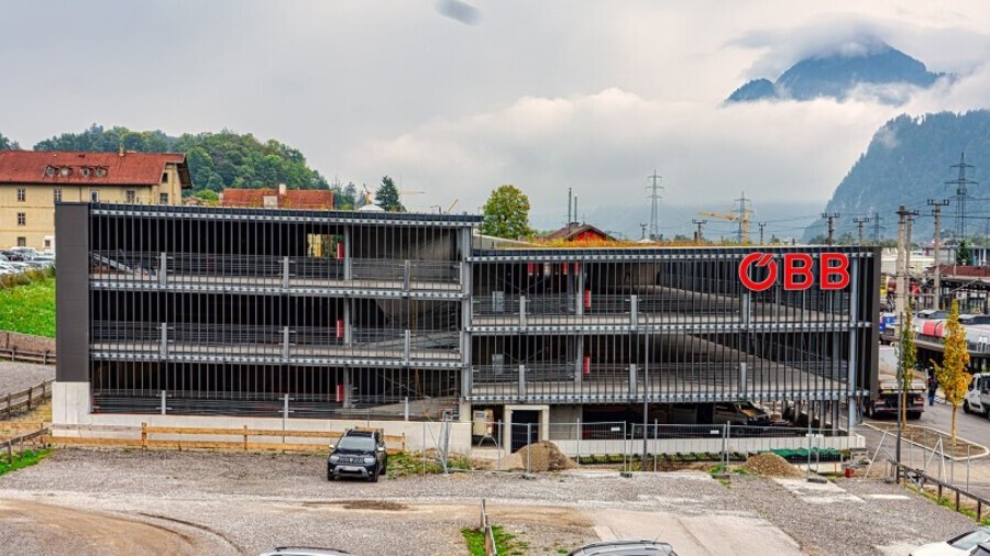 Das neu gebaute Parkdeck mit rotem &Ouml;BB-Logo.