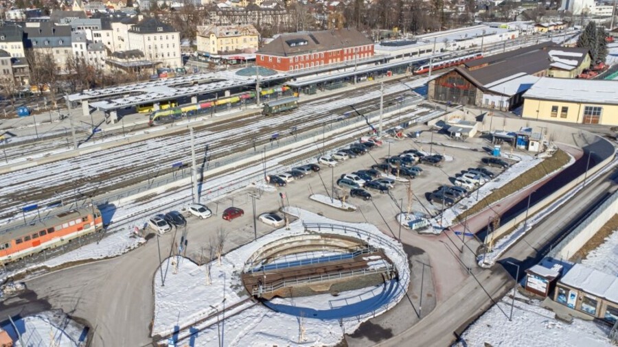 &Uuml;berblicksbild des Bahnhof Lienz aus der Vogelperspektive 
mit Schnee mit Gleisen, neu &uuml;berdachtem Busbahnhof, PkW-Parkpl&auml;tzen und Drehscheibe.