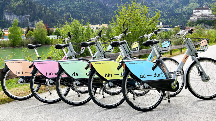 F&uuml;nf VVT Regior&auml;der stehen auf einem Radweg neben dem Inn in Kufstein. 